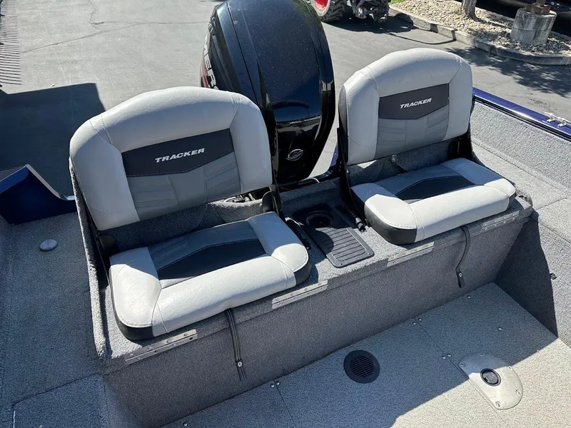 Slide: The Image of 2019 Tracker Pro Guide V-175 Combo boat seats with motor in background. - 18