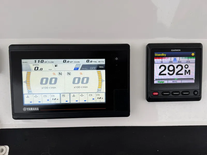 Slide: The Image of Digital displays on a 2019 Regulator 31 boat, featuring Yamaha and Garmin instruments. - 8