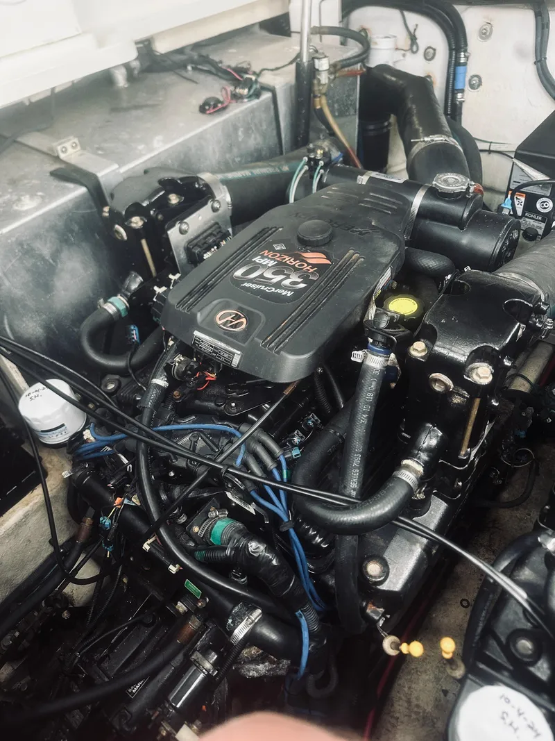 Slide: The Image of Engine of 2006 Sea Ray 320 Sundancer boat, detailed view. - 33