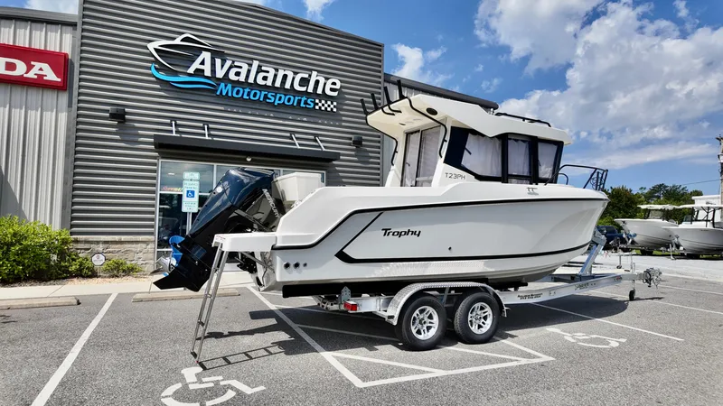 Slide: The Image of 2025 Bayliner Trophy 23 Pilothouse boat on trailer at Avalanche Motorsports. - 7