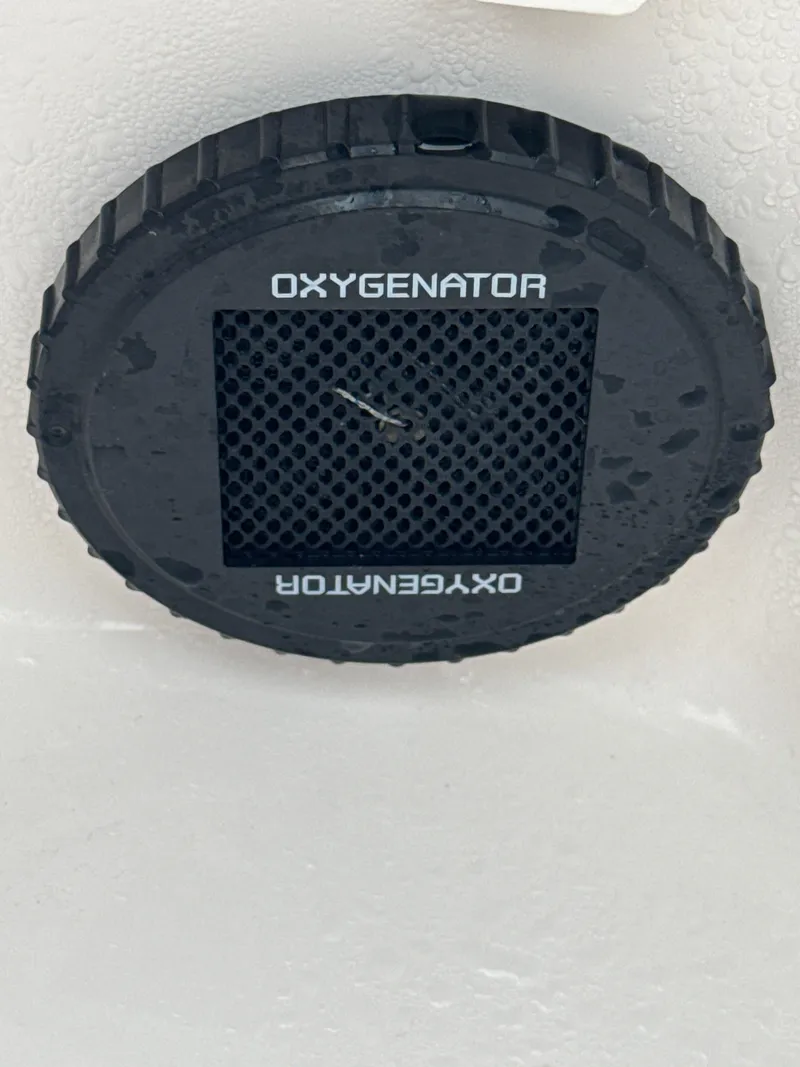 Slide: The Image of Oxygenator device on Vexus VXS20, 2025 model, with water droplets on surface. - 34