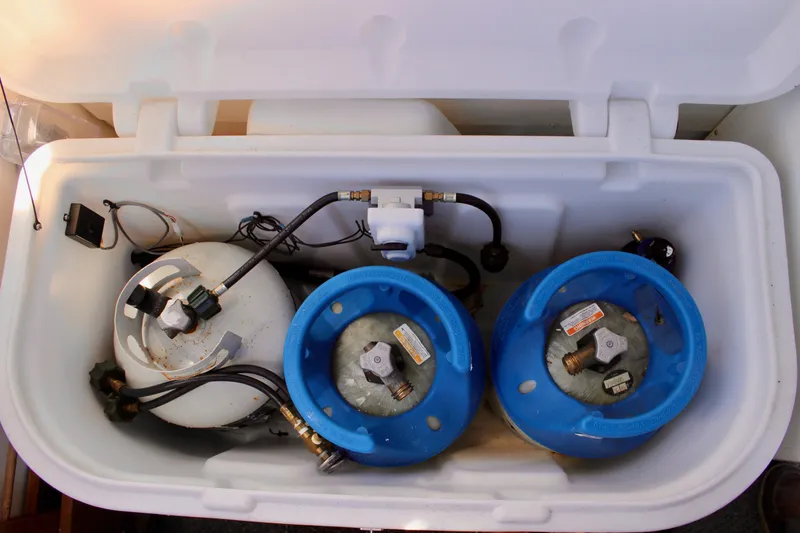 Slide: The Image of Propane tanks in storage compartment of 1999 Bayliner 4788 Motoryacht. - 31