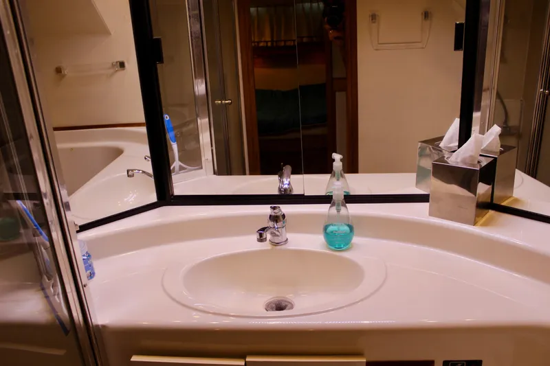 Slide: The Image of Bayliner 4788 Pilot House Motoryacht 1999 - 52