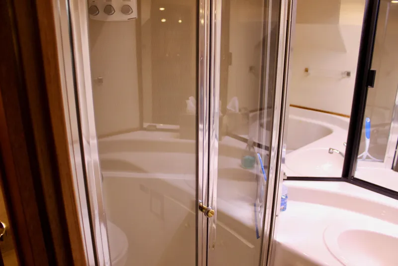 Slide: The Image of Bayliner 4788 Pilot House Motoryacht 1999 - 54