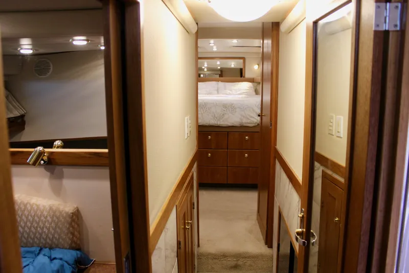 Slide: The Image of Bayliner 4788 Pilot House Motoryacht 1999 - 58