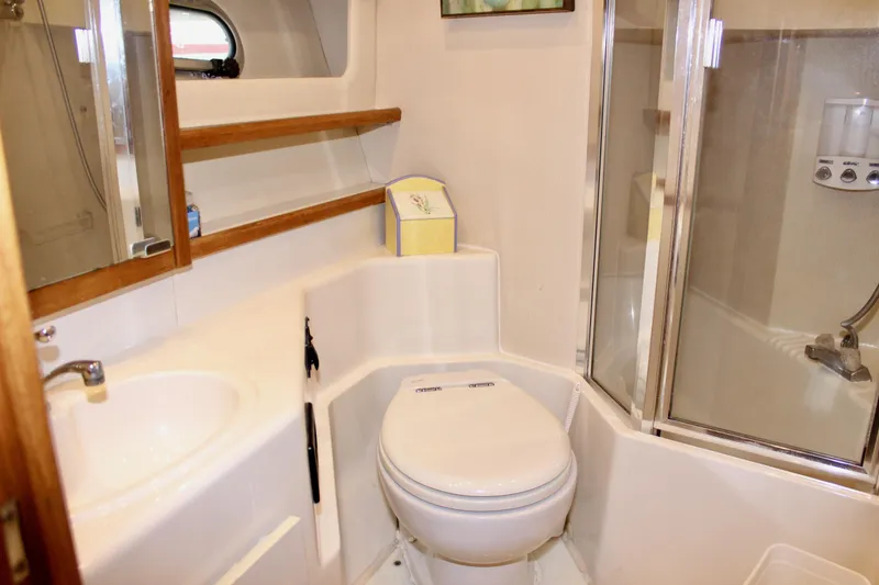 Slide: The Image of Bayliner 4788 Pilot House Motoryacht 1999 - 65