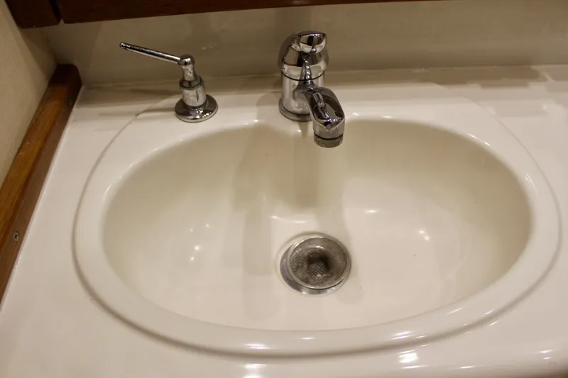 Slide: The Image of Bayliner 4788 Pilot House Motoryacht 1999 - 66