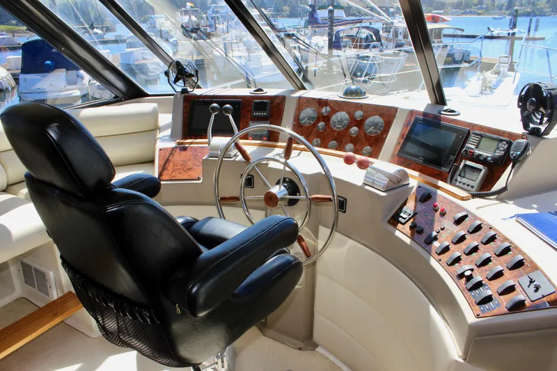 Slide: The Image of Bayliner 4788 Pilot House Motoryacht 1999 - 69