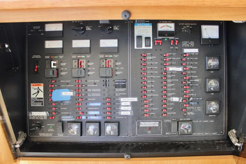 Slide: The Image of Bayliner 4788 Pilot House Motoryacht 1999 - 75