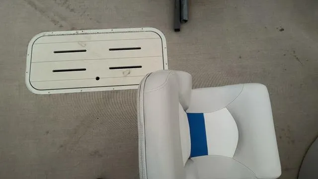Slide: The Image of White boat seat and deck hatch on a 2020 SunCatcher V322 F. - 6
