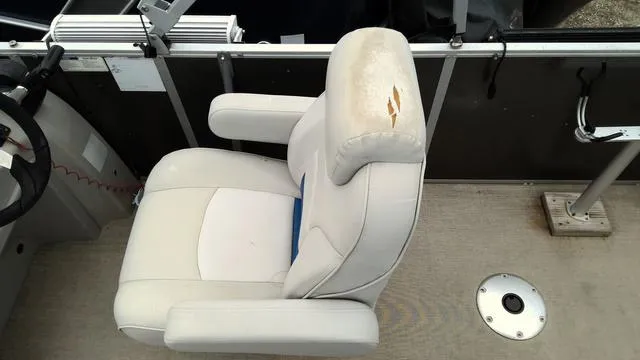 Slide: The Image of White boat seat with tear, SunCatcher V322 F, 2020 model. - 8