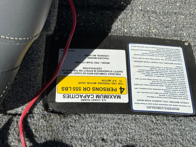 Slide: The Image of 2019 Tracker Pro Team 175 TXW capacity label, showing 4-person or 555 lbs maximum capacity. - 21