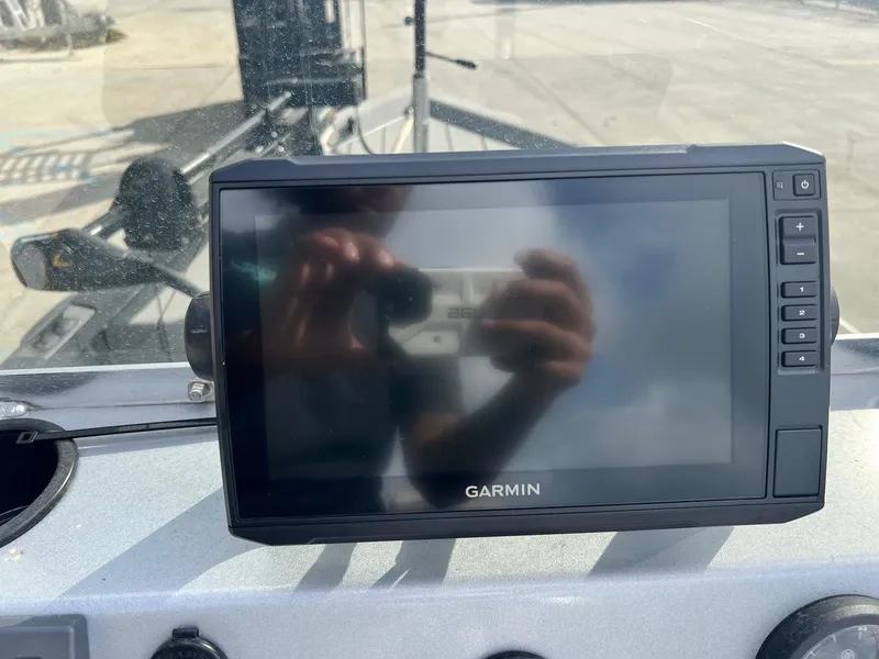 Slide: The Image of Garmin device on Hanko 185 CCLS dashboard, 2022 model, with reflection visible. - 9