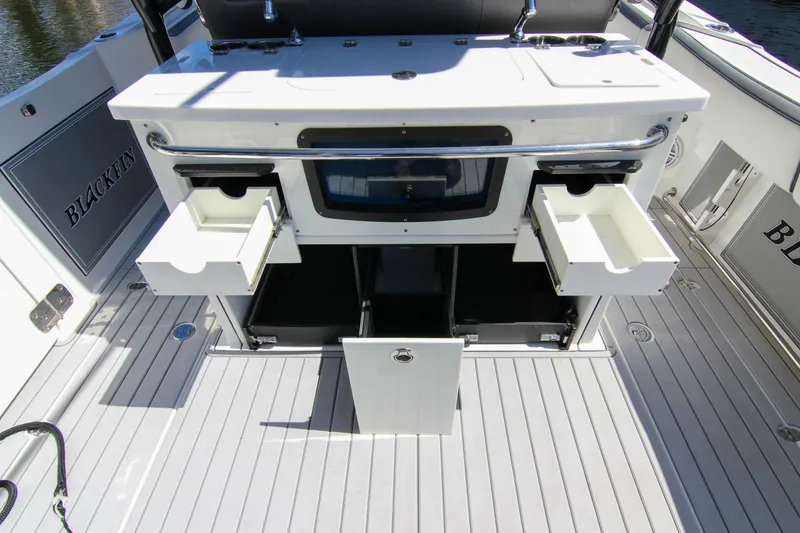 Slide: The Image of Blackfin 332 CC 2020 - 63