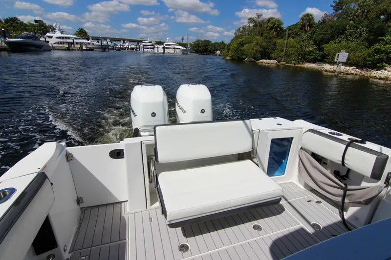 Slide: The Image of Blackfin 332 CC 2020 - 64