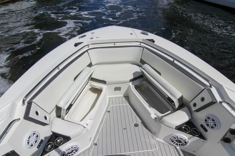 Slide: The Image of Blackfin 332 CC 2020 - 70