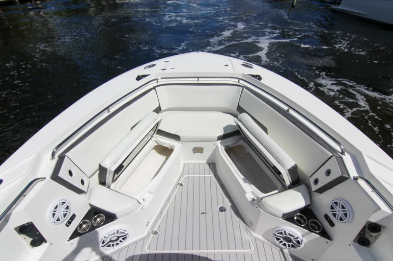 Slide: The Image of Blackfin 332 CC 2020 - 71