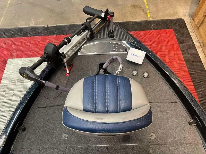 Slide: The Image of 2010 Ranger Z520 boat deck with blue seat and trolling motor. - 7