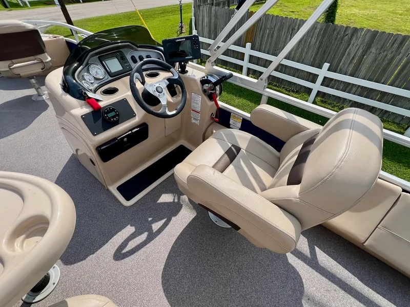 Slide: The Image of 2017 Sun Tracker Fishin' Barge 22 DLX boat interior with steering console and seating. - 10