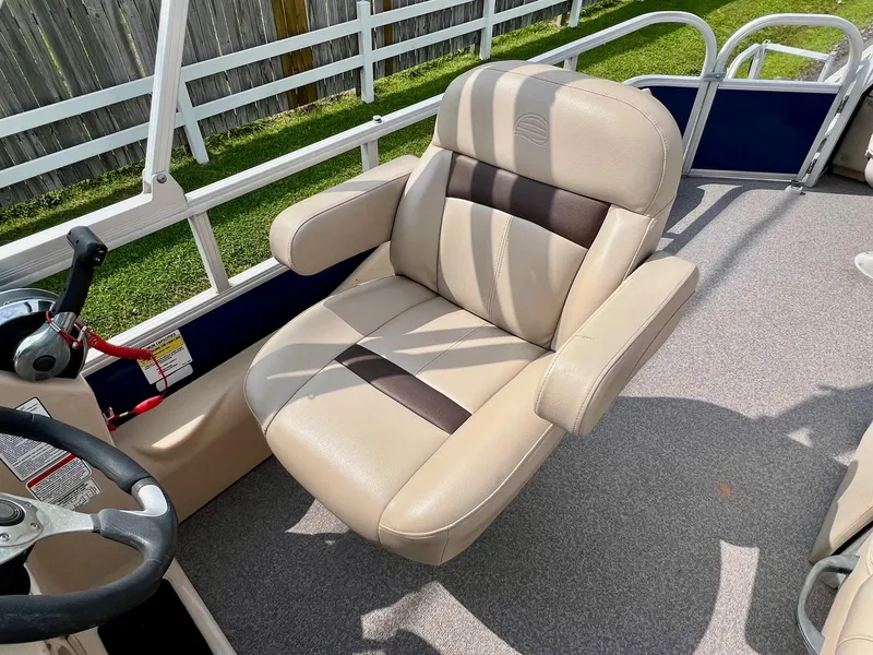 Slide: The Image of Captain's chair on 2017 Sun Tracker Fishin' Barge 22 DLX pontoon boat. - 11