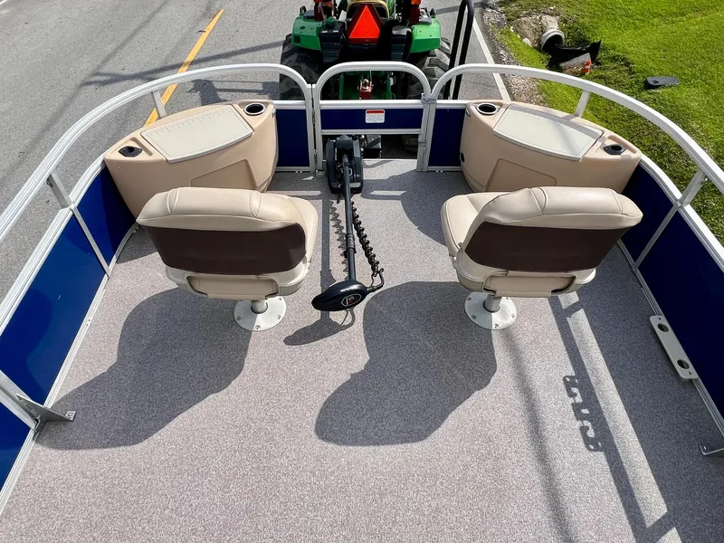 Slide: The Image of 2017 Sun Tracker Fishin' Barge 22 DLX with two swivel seats and control console. - 14