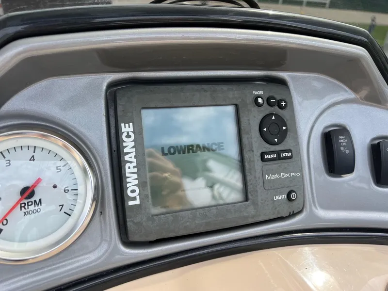Slide: The Image of Dashboard of a 2017 Sun Tracker Fishin' Barge 22 DLX with Lowrance fish finder. - 19