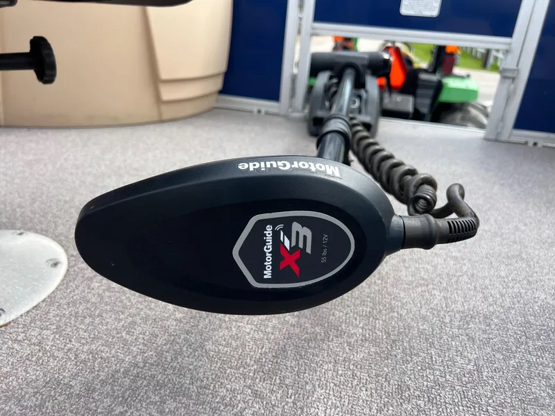 Slide: The Image of Trolling motor on 2017 Sun Tracker Fishin' Barge 22 DLX boat deck. - 20