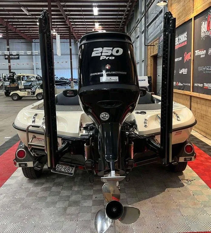 Slide: The Image of 2018 Ranger Z521C boat with 250 Pro engine in a showroom. - 3