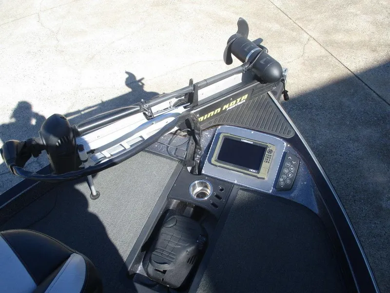 Slide: The Image of 2018 Ranger Z520C boat dashboard with fishfinder and trolling motor. - 4