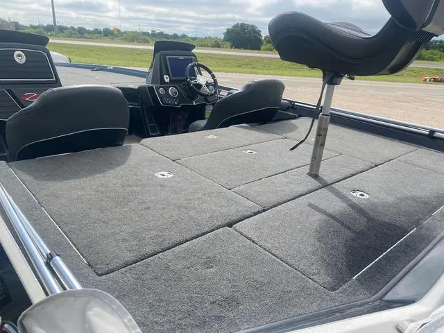 Slide: The Image of 2016 Ranger 522D boat interior with seating and steering console. - 11