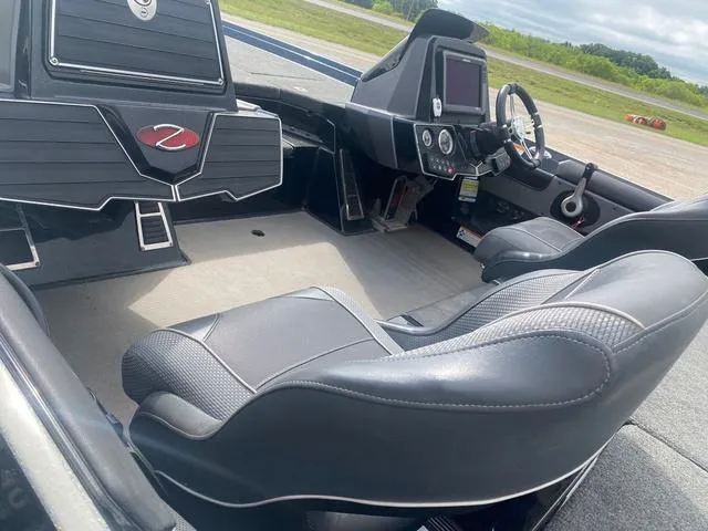 Slide: The Image of 2016 Ranger 522D boat interior with black seats and control panel. - 12