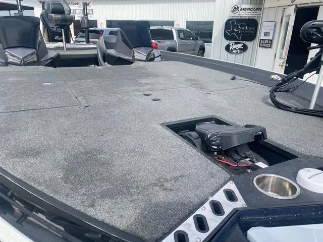 Slide: The Image of 2016 Ranger 522D boat deck with seating and storage compartments. - 5