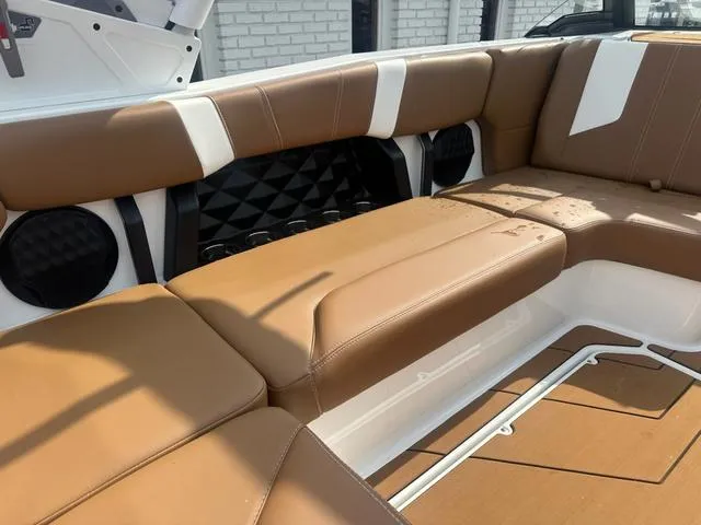 Slide: The Image of Malibu Wakesetter 21 LX 2025 - 10