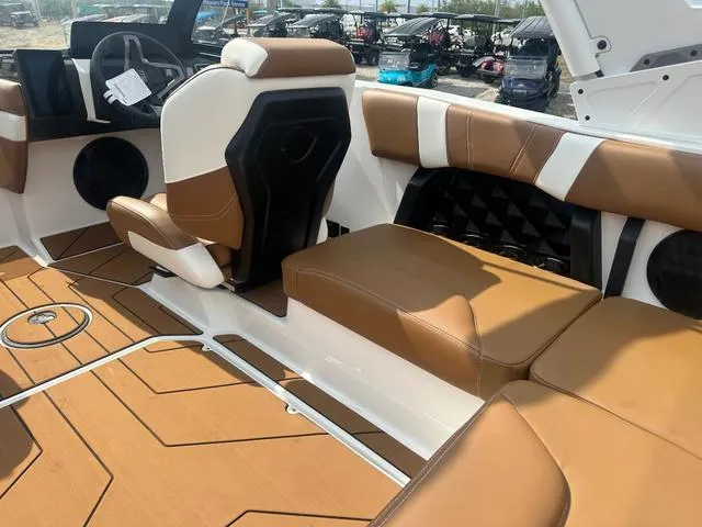 Slide: The Image of Malibu Wakesetter 21 LX 2025 - 11