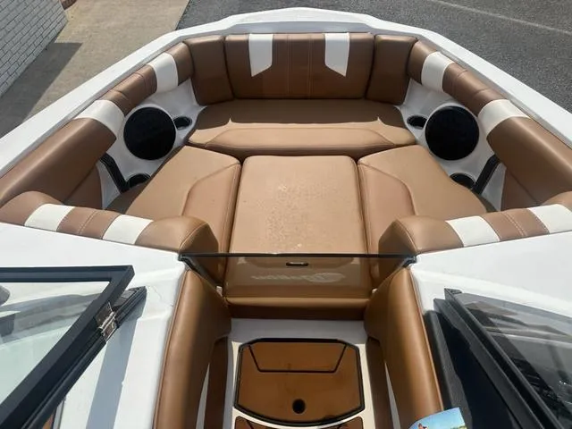 Slide: The Image of Malibu Wakesetter 21 LX 2025 - 12