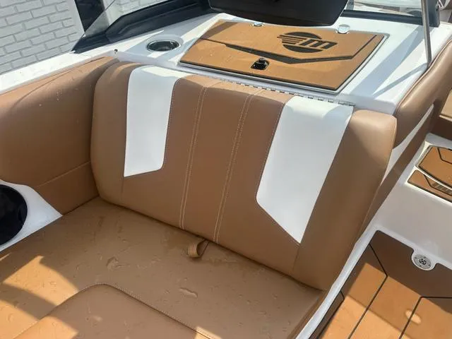 Slide: The Image of Malibu Wakesetter 21 LX 2025 - 14