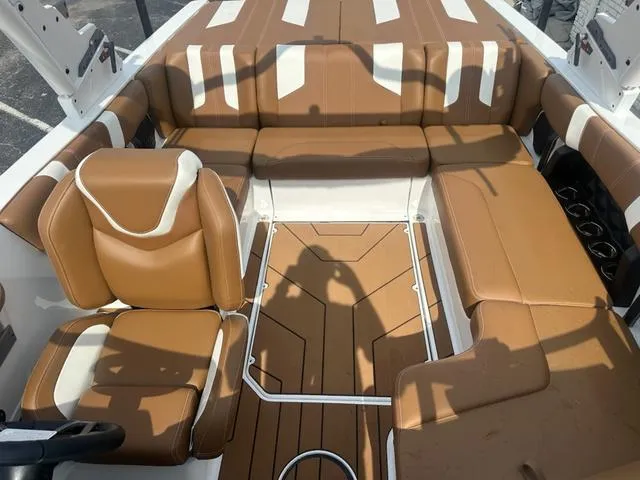 Slide: The Image of Malibu Wakesetter 21 LX 2025 - 15