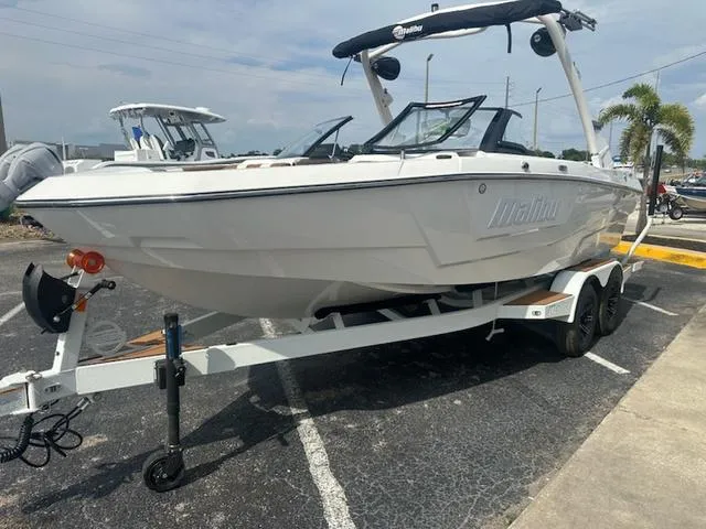 Slide: The Image of Malibu Wakesetter 21 LX 2025 - 5