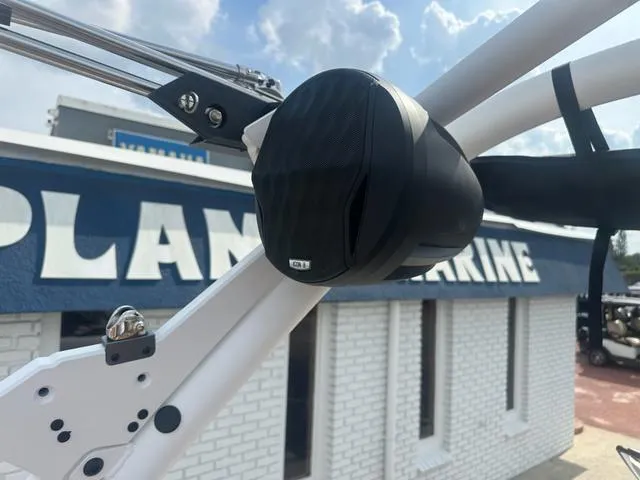 Slide: The Image of Malibu Wakesetter 21 LX 2025 - 8