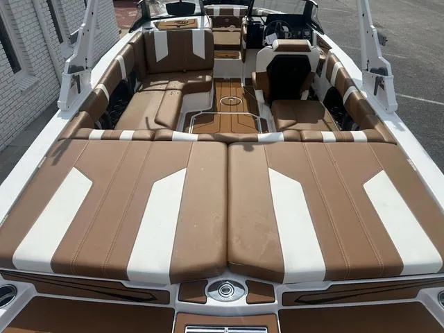 Slide: The Image of Malibu Wakesetter 21 LX 2025 - 9