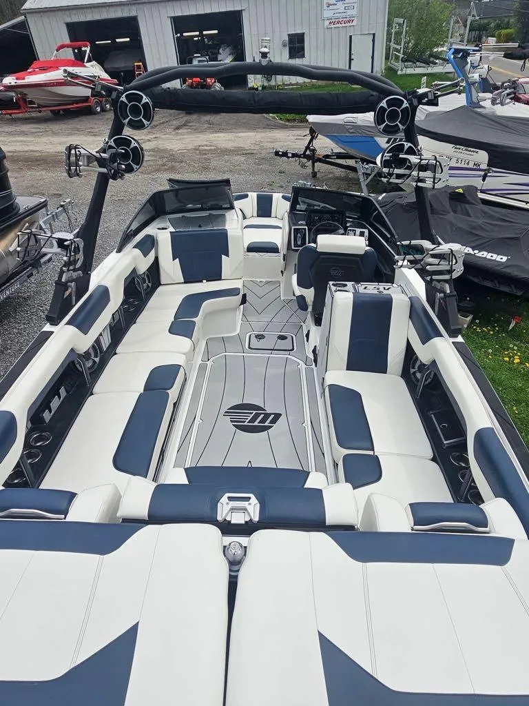 Slide: The Image of Malibu Wakesetter 25 LSV 2021 - 10