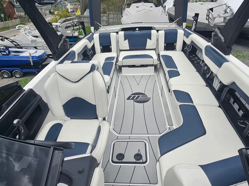 Slide: The Image of Malibu Wakesetter 25 LSV 2021 - 12