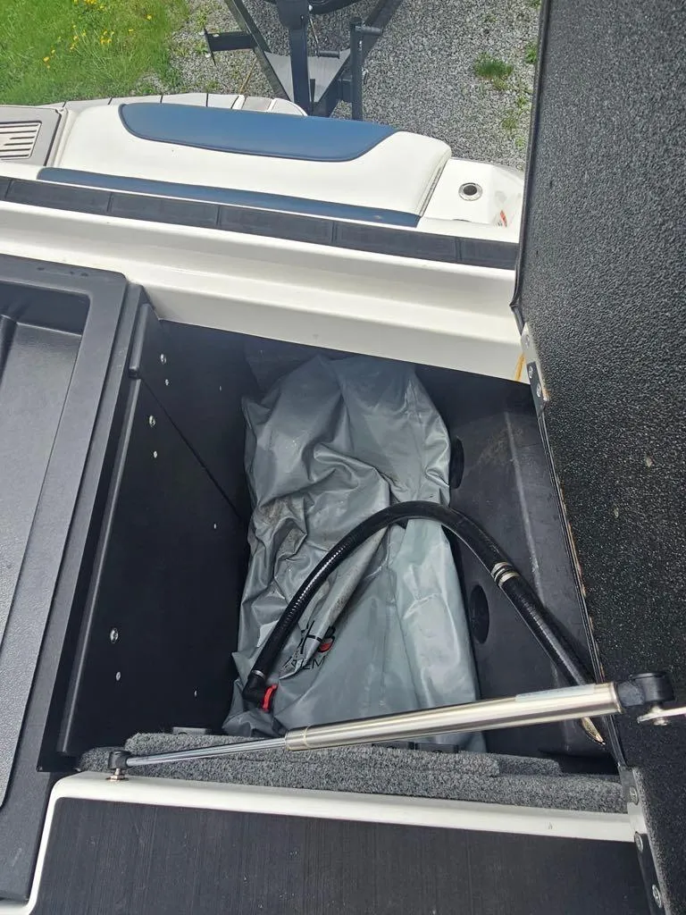 Slide: The Image of Malibu Wakesetter 25 LSV 2021 - 13