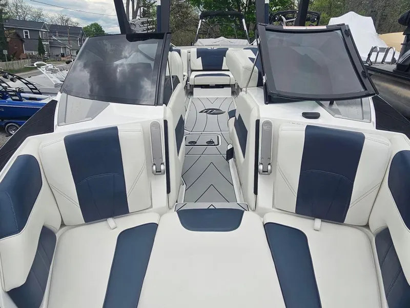 Slide: The Image of Malibu Wakesetter 25 LSV 2021 - 4