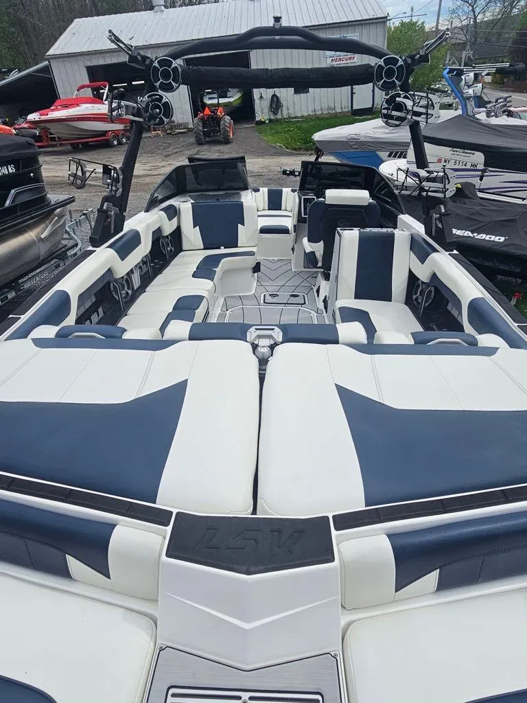 Slide: The Image of Malibu Wakesetter 25 LSV 2021 - 6