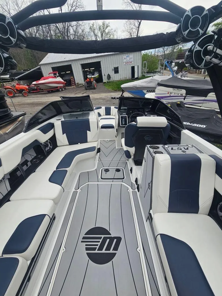 Slide: The Image of Malibu Wakesetter 25 LSV 2021 - 9
