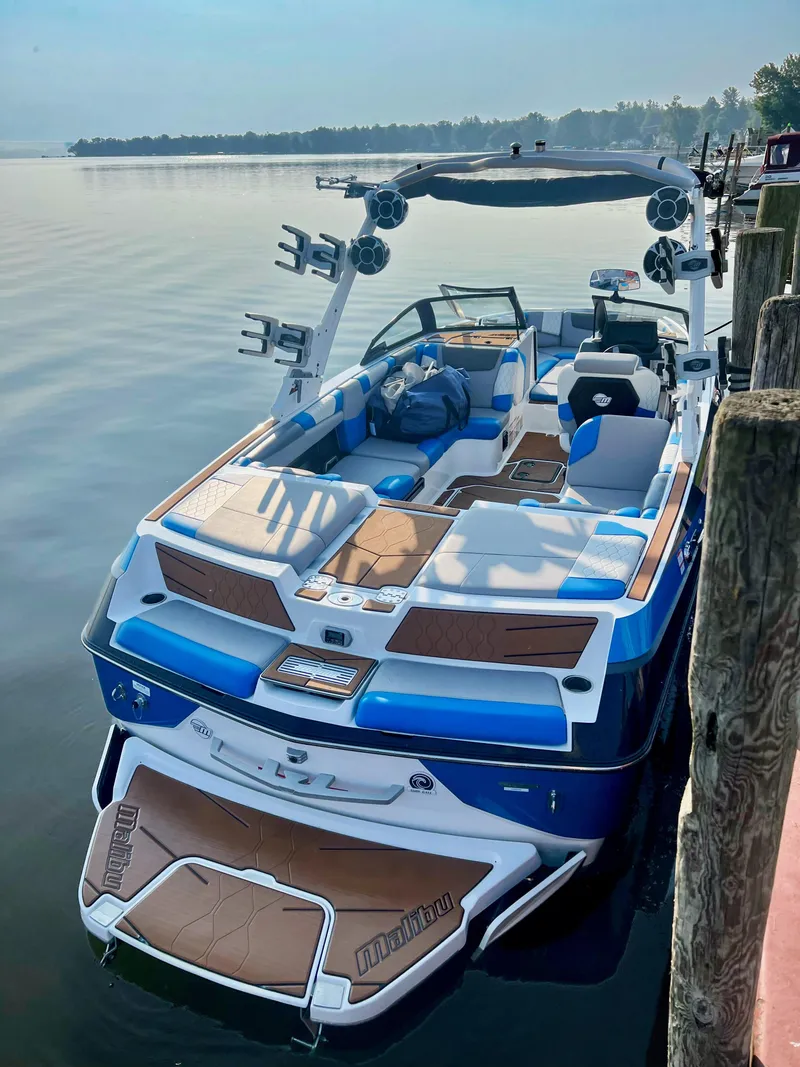 Slide: The Image of Malibu M-Series M220 2021 - 10