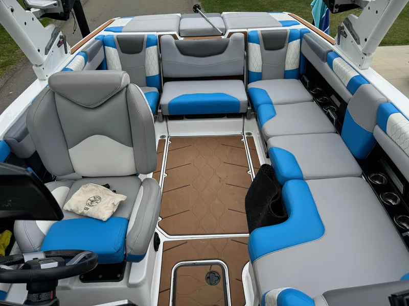 Slide: The Image of Malibu M-Series M220 2021 - 12