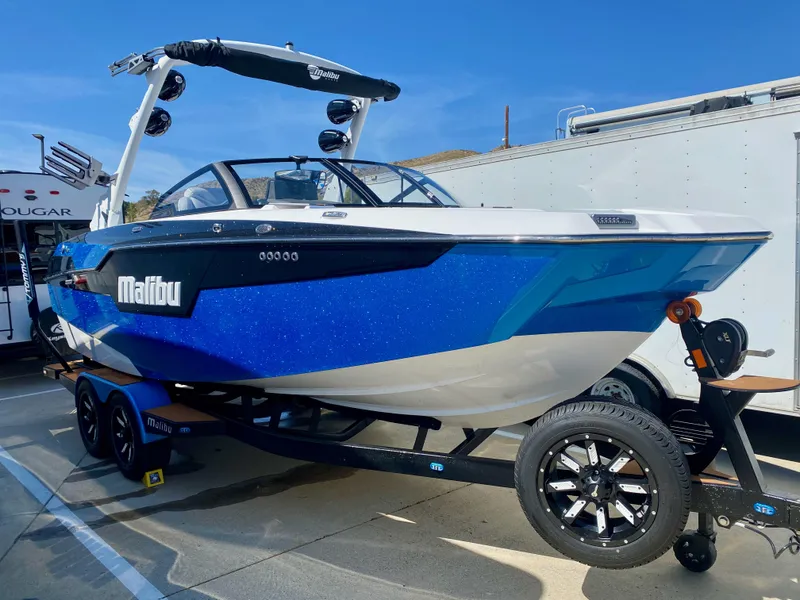 Slide: The Image of Malibu M-Series M220 2021 - 3