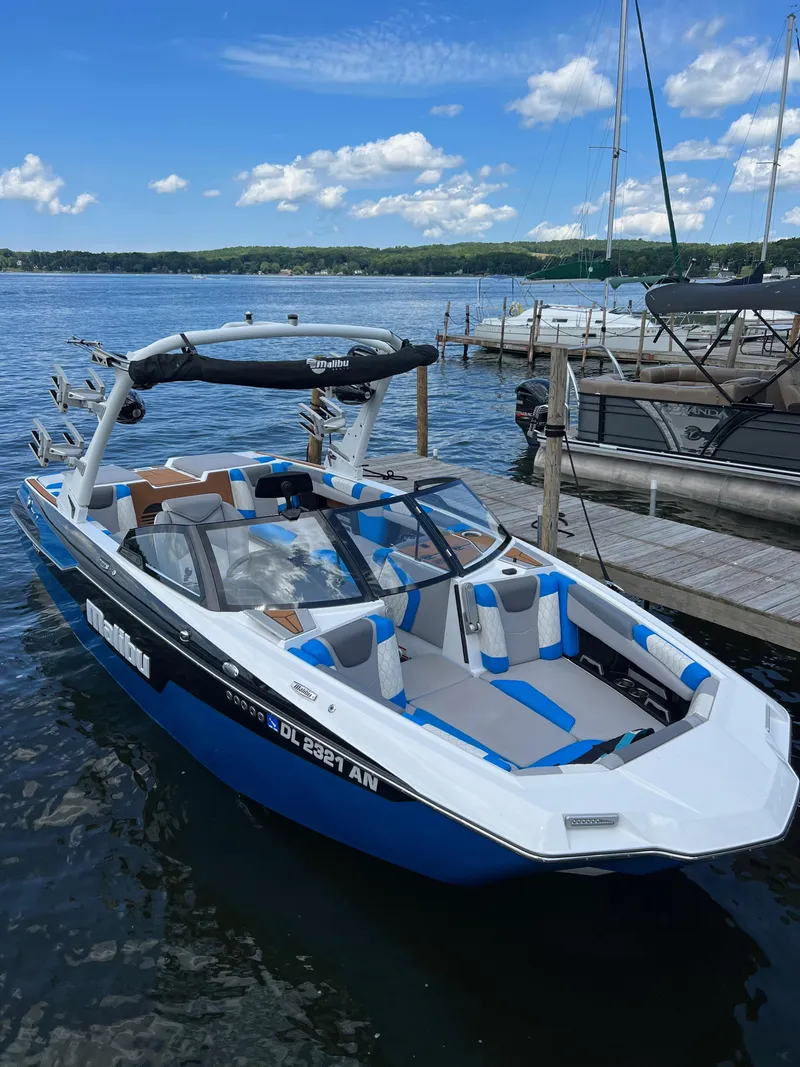 Slide: The Image of Malibu M-Series M220 2021 - 4